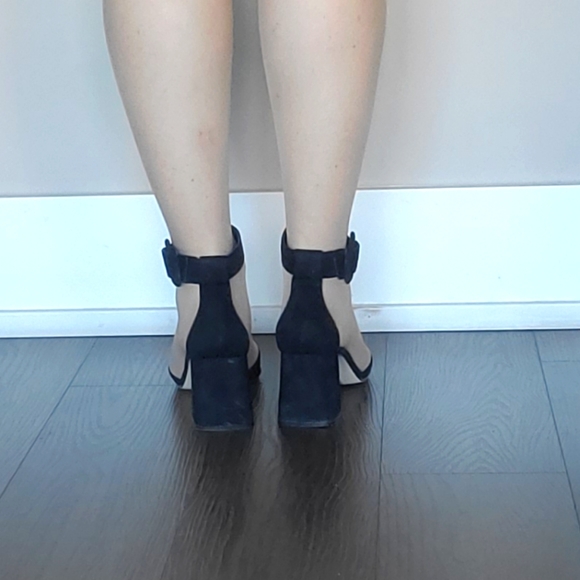 ๐ HOST PICK ๐ Chinese Laundry Rumor Ankle Strap Sandals - Picture 11 of 16